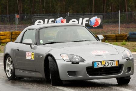 Quer mit hoher Drehzahl: Dafür steht der Honda S2000. Man könnte ihn auch großer Bruder des Spaßwagens Mazda MX5 nennen. Den...