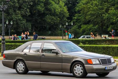 Der W140, so die interne Betitelung von Mercedes, war ein großes Auto - in doppelter Hinsicht. Die S-Klasse war der letzte D...