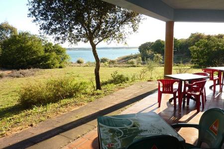 Für einen Stellplatz und 30 Nächte zahlen zwei Personen auf dem Campingplatz Markádia 461,00 Euro, wie Campanda, die Online-...