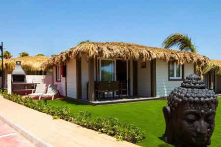 Einer der eher teuren, dafür aber mit vielen Extras ausgestatteten Campingplätze, ist der Camping Internacional La Marina. E...