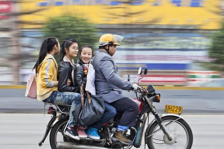 Nicht nur gefährlich, sondern in Deutschland auch verboten: vier Menschen auf einem Motorrad. In China gehört das jedoch zum...