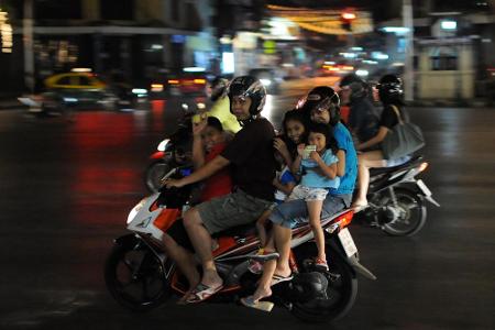 Genau hinsehen. Wie viele Personen sind auf diesem Motorrad in Bangkok zu sehen? Wir verraten es: Es sind sechs Menschen!!!