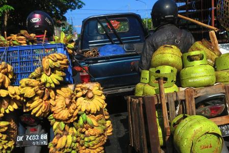 Auf Bali lebt man nicht nur wegen der zahlreichen Vulkane gefährlich. Manch einer fährt auch seine Gasflaschen ungeschützt u...