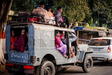 In Indien sind solche Bilder nichts außergewöhnliches, sondern Alltag. Jeder Zentimeter eines Fahrzeugs wird ausgenutzt.