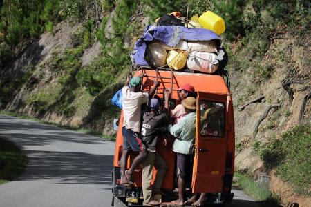 Gut festhalten lautet das Motto auf Madagaskar - im Minibus gibt es einfach nicht genug Platz.