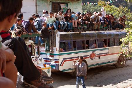 Zurück nach Indien. Wenn im Bus kein Platz mehr frei ist, dann eben hinauf auf das Dach!