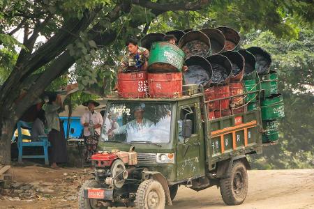 Genau hinsehen. Der Motor dieses kleinen Transporters in Myanmar ist außerhalb am Fahrzeug angebracht.
