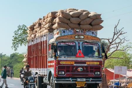 Dieser Lkw wäre in Deutschland vollkommen überladen. In Indien ist er davon noch weit entfernt.