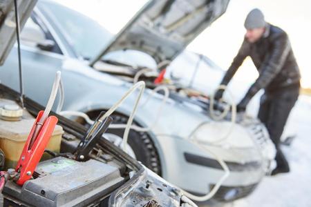 Die Batterie im Auto sollte stets in einwandfreiem Zustand sein, denn extreme Kälte setzt dem Gerät zu. Zur Sicherheit sollt...