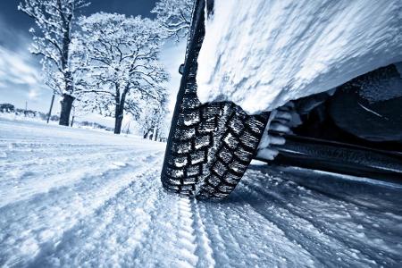 Im Winter sollte jedes Fahrzeug mit Winterreifen unterwegs sein. Nicht angepasste Bereifung kann nicht nur ein Bußgeld als F...