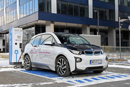 Mit dem i3 hat BMW 2013 den ersten Schritt in Richtung Elektroautos getan. Das Hybridfahrzeug bringt mit Elektromotor und Be...