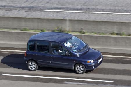 Was hat sich Fiat mit dem Multipla bloß gedacht? Drei Sitze vorne, drei in der zweiten Reihe und dazu eine gigantische Front...