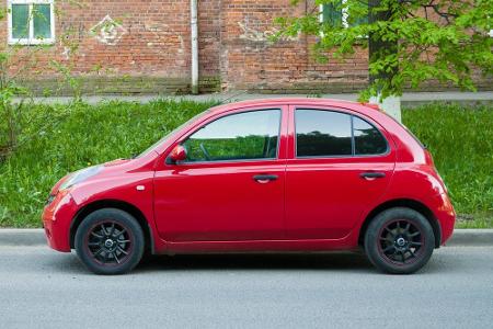 Von vorne erinnert der alte Nissan Micra an einen Clown. Aber auch von der Seite sieht der Kleinwagen nicht schön aus. Das h...