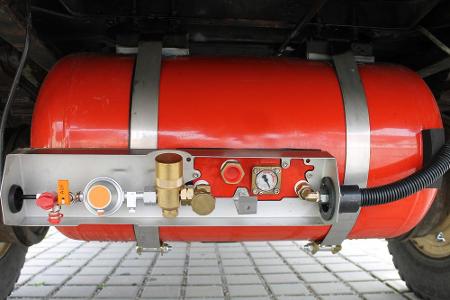 Schließen Sie die Gasflasche ordnungsgemäß an. Bei manchen Wohnwagen-Modellen können Sie sogar einen Gastank am Unterboden d...