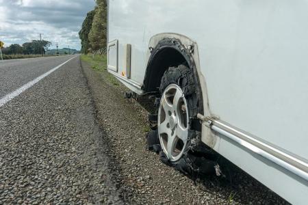 Alte Reifen sollten Sie so schnell es geht austauschen, ansonsten erhöhen Sie die Unfallgefahr.