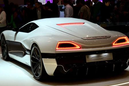 Die Geschwindigkeit wurde bei 300 km/h abgeriegelt. Damit liegt er weit hinter dem Rimac C_Two mit seinen 412 km/h.