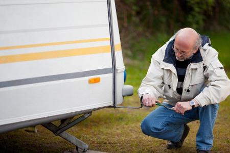 Was Sie allerdings immer selbst übernehmen sollten ist der morgendliche Check des Wohnmobils. Bevor Sie weiterfahren, kontro...