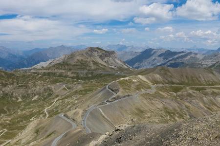 In den Alpen gibt es mehrere traumhafte Routen, um in den Süden zu fahren. Und nein - damit sind nicht die Autobahnen gemein...