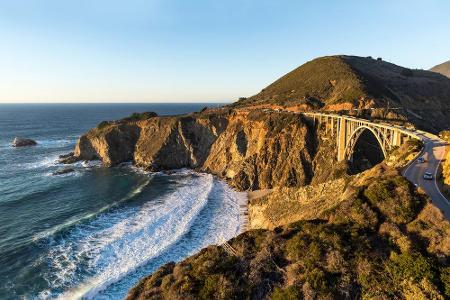 Dasselbe gilt für den Pacific Coast Highway in Kalifornien. Man weiß nicht, was schöner ist, der Blick auf das Meer oder die...