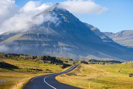 Hringvegur, der Name ist kaum auszusprechen, bedeutet aber nichts anderes als Ringstraße. Die berühmteste Straße Islands ist...