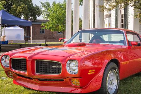 Der bekannteste Modell von Pontiac ist der Firebird, der 1967 als Konkurrenz zum Ford Mustang auf den Markt kam. Insgesamt w...