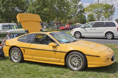 In den 80ern fügte Pontiac seiner Modellpalette den Fiero hinzu. Den Sportwagen mit zwei Sitzen gab es mit mehreren starken ...