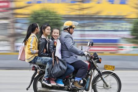 Ein Motorradtaxi im chinesischen Guangzhou - aus unserer Sicht ist das gefährlich, hier ganz normal.