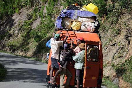 Auf Madagaskar kann der Platz im Minibus schon mal die geöffnete Hecktüre sein.