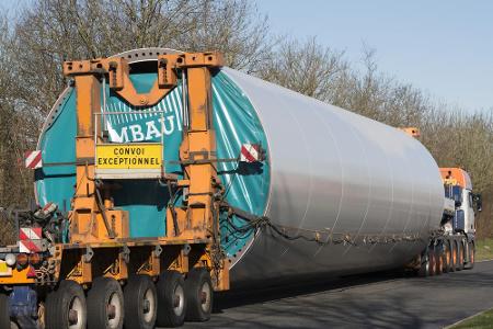 Wenn hierzulande viel und groß transportiert wird, dann nur hochoffiziell und gut gesichert, so wie dieser Schwertransport e...