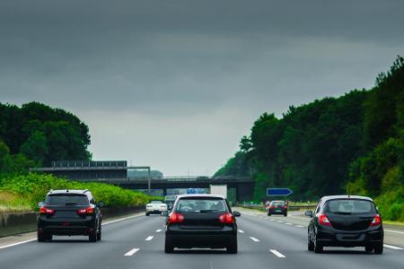 Bei einer Geschwindigkeit von 100 km/h auf der Autobahn kann die Differenz somit rund 16 Meter betragen.
