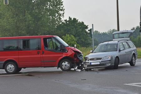 Gehen Sie beim Autofahren kein Risiko ein. Achten Sie auf die Sicherheit und fahren im Winter stets mit Winterreifen und im ...