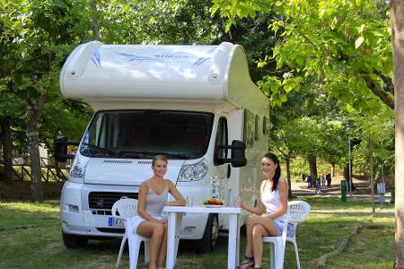 Italien gehört seit vielen Jahrzehnten zu den absoluten Top-Reisezielen der Deutschen. Unzählige Campingplätze entlang der A...