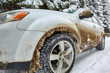 Schnee, Eis und Matsch greifen vor allem die Karosserie und den Unterboden an. Wenn Ihr Wagen so aussieht, dann ist es höchs...