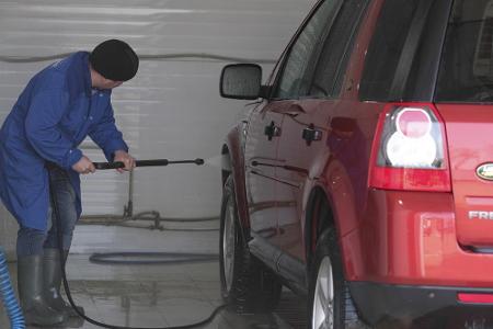 Reinigen Sie das Auto zunächst von außen. Beginnen Sie das Fahrzeug mit einem Wasserstrahl abzuwaschen. Denken Sie auch an d...