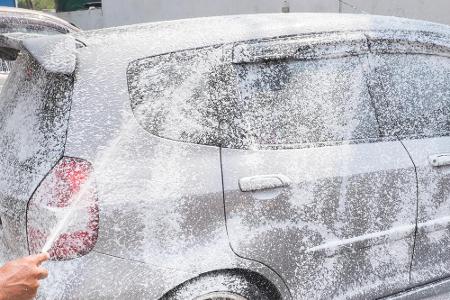 Seifen Sie den Wagen danach richtig ein. Ohne ordentlichen Schaum wird das Fahrzeug nicht sauber.