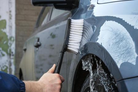 Benutzen Sie bei großflächigen Schmutz eine Bürste.