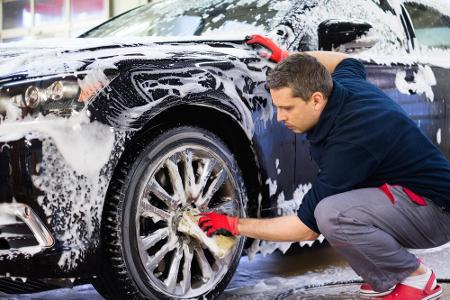 Vergessen Sie nicht, Reifen und Felgen zu waschen.