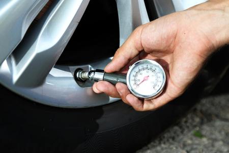 Kontrollieren Sie sowohl bei Winterreifen als auch bei Sommerreifen den Druck. Bei der Lagerung sollten die Reifen 0,5 bar m...