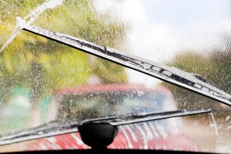 Waschen Sie die Scheibenwischerblätter ordentlich ab. Dann ziehen diese auch keine Spuren mehr und Sie haben eine gute Sicht...