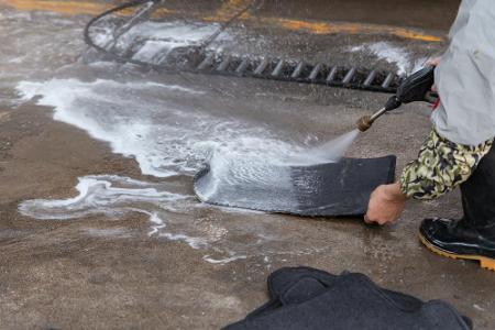 Die Schmutzmatten brauchen nach dem Winter sicherlich auch eine Wäsche.