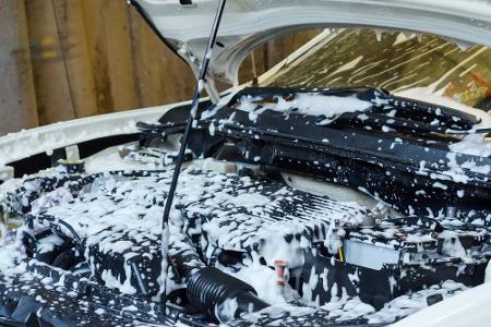 Eine Motorwäsche sollten Sie lieber den Fachleuten überlassen. Die Gefahr ist groß, dass Sie mit dem Wasserstrahl Kabel und ...