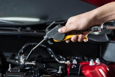 Wenn Sie unbedingt selber den Motorraum reinigen wollen, dann sollten Sie das sehr sorgfältig machen.