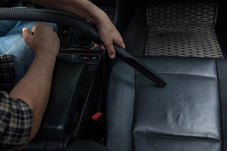 Auch der Innenraum benötigt nach diesem Winter Pflege. Saugen Sie alles richtig ab. Schauen Sie genau auf den Boden, da tumm...