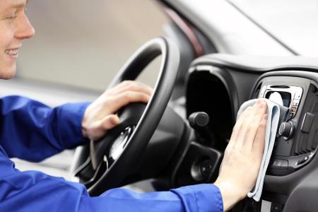 Mit einem Tuch sollten Sie auch das Cockpit abwischen. Hierbei sollten Sie vorsichtig sein, um Kratzer zu vermeiden.