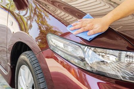 Zum Schluss die Karosserie des Fahrzeugs schön polieren.