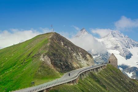 Auf dem Weg in den Süden haben Urlauber die Qual der Wahl. Sie können entweder schnell über die Autobahn rasen oder gemütlic...
