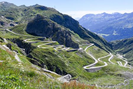 Bevor der Tunnel erbaut wurde, war der Gotthardpass in der Schweiz die wichtigste Nord-Süd-Verbindung über die Alpen. Da sie...