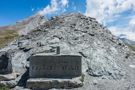 Der Col Agnel zwischen Frankreich und Italien ist der höchste Grenzpass der Alpen. Er liegt 2.744 Meter über dem Meer. Trotz...