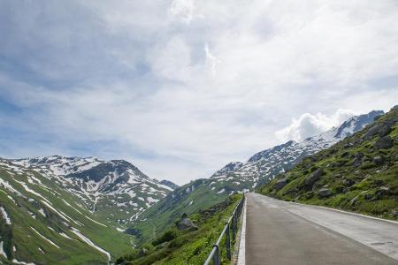 Der Furkapass in den Schweizer Alpen verbindet die Kantone Uri und Wallis. Bereits in der Römerzeit wurde der 2.429 Meter ho...