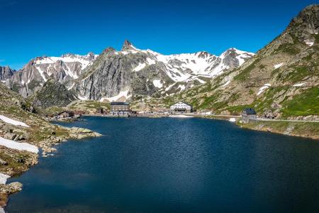 An der Grenze zwischen Italien und der Schweiz haben Reisende auf 2.469 Meter Höhe eine wunderschöne Aussucht auf den Großen...